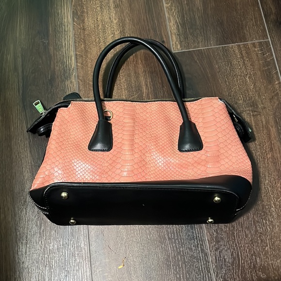 London Fog pink and black reptile embossed handbag - Picture 8 of 17